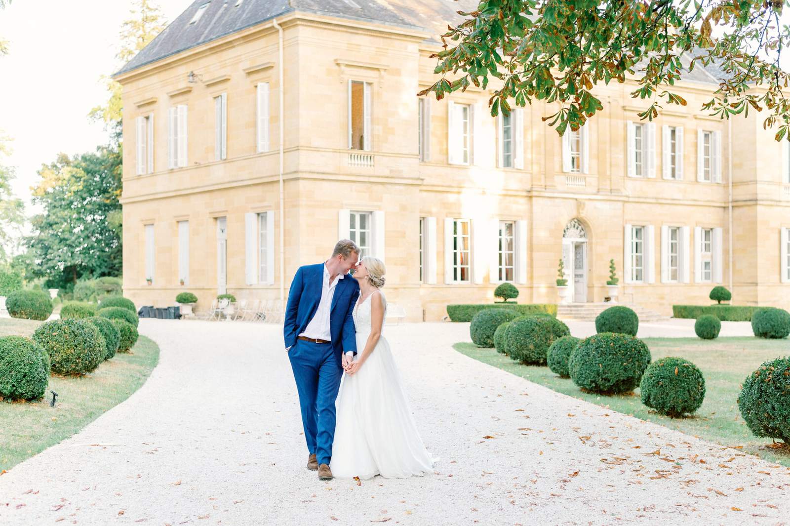 Couple de mariés devant un château