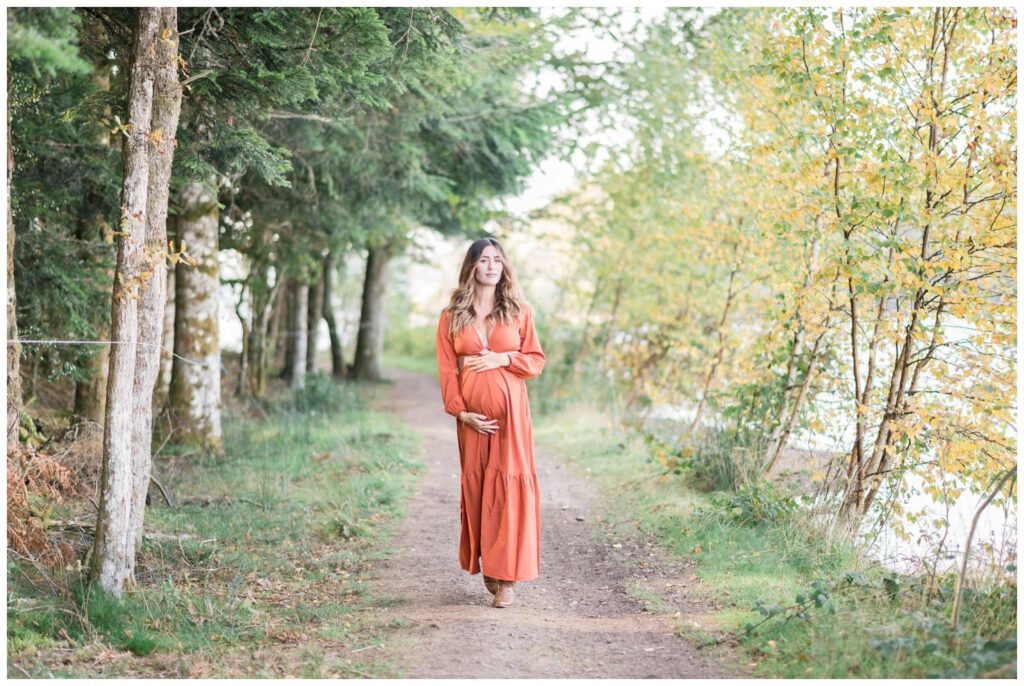 femme enceinte sur un chemin