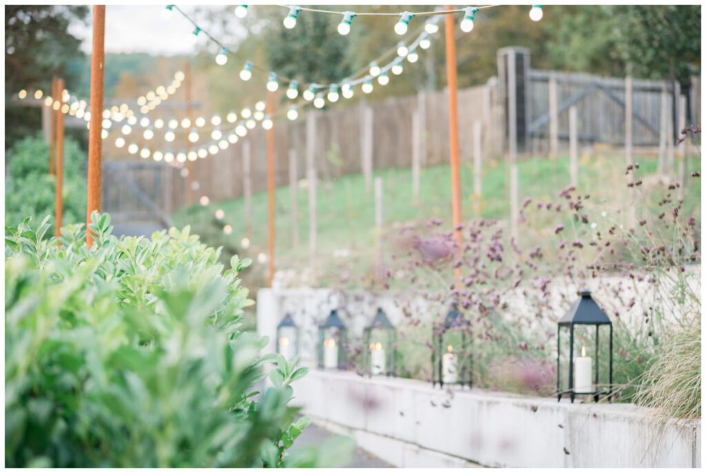 déco extérieur avec lanternes et guirlande lumineuse