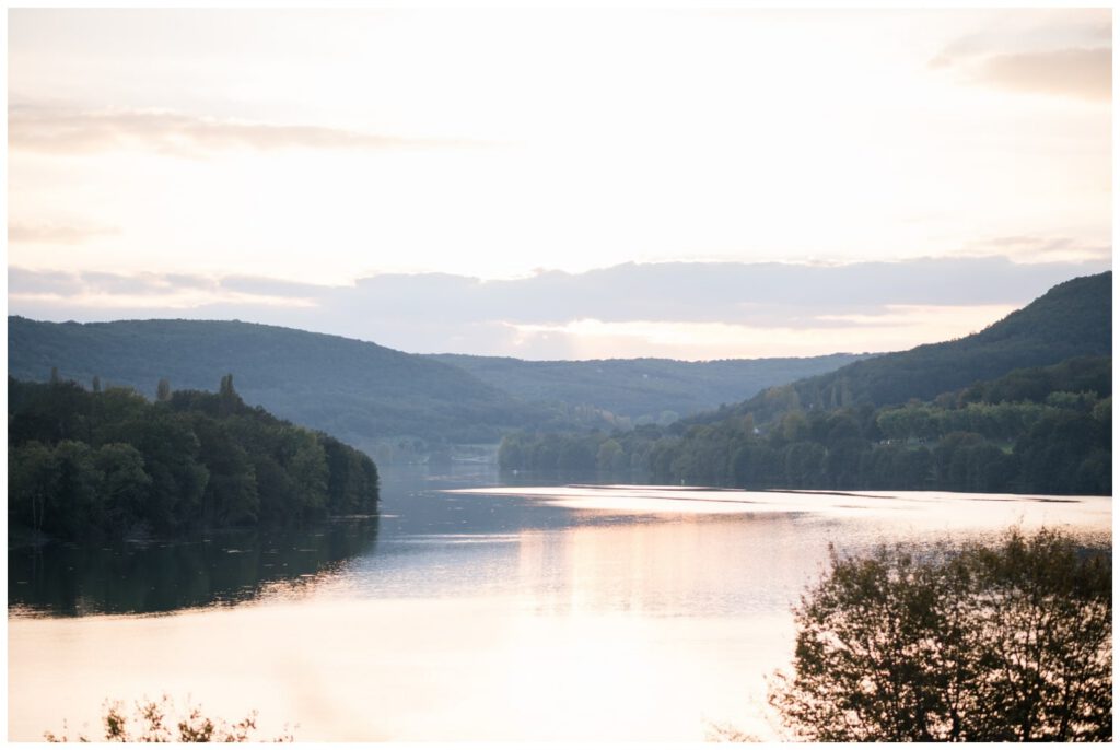 coucher de soleil sur le lac de chasteaux