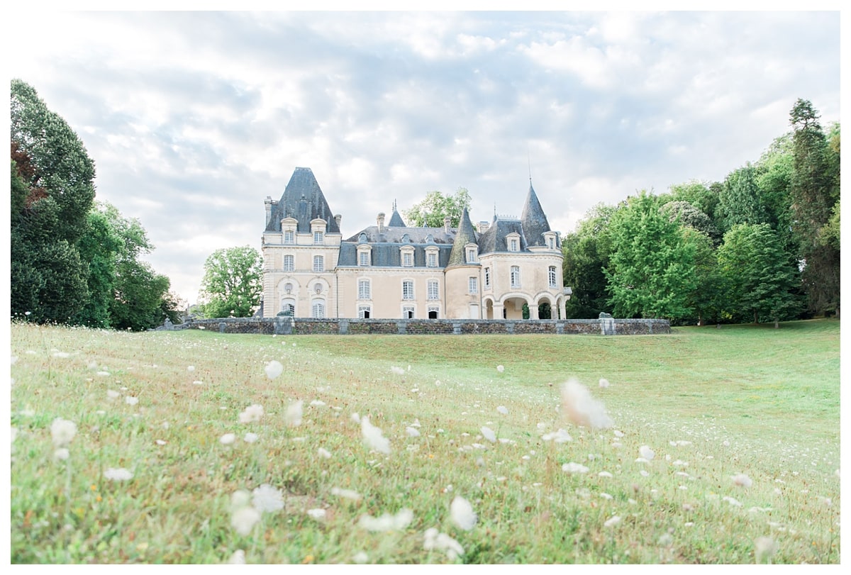 Château du Repaire avec fleurs au premier plan