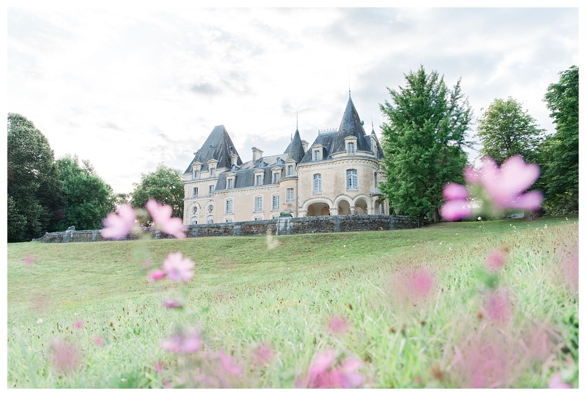 Château du Repaire entourée par des fleurs roses