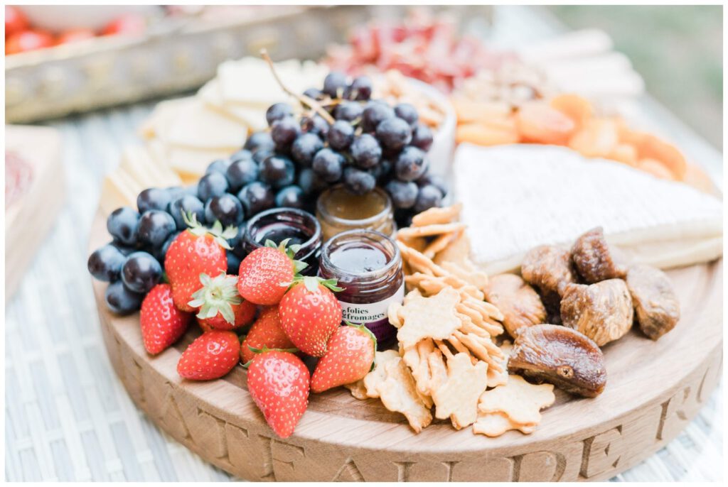 planches de fruits et gâteaux salés