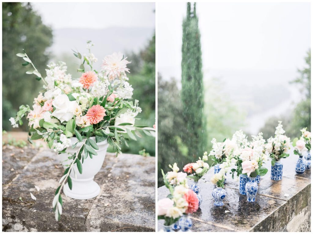 vases de fleurs sur un muret