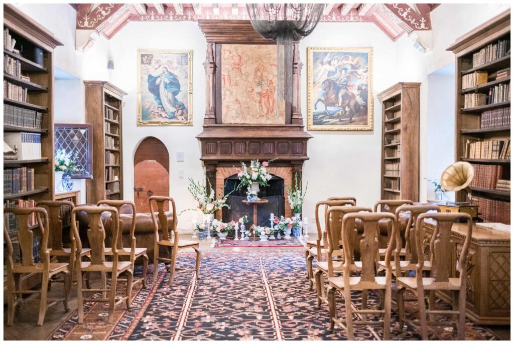 cérémonie de mariage dans une bibliothèque