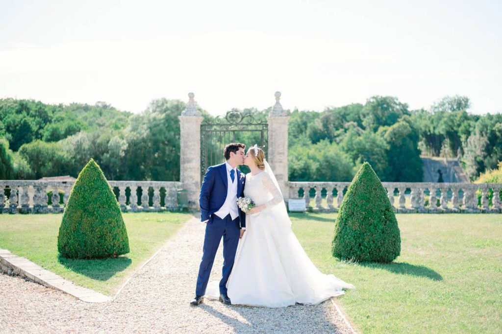 Couple de mariés dans un jardin