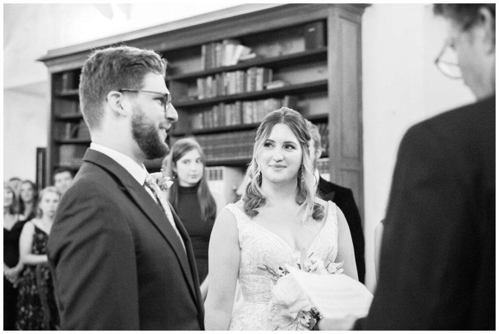 Cérémonie de mariage dans la bibliothèque du château