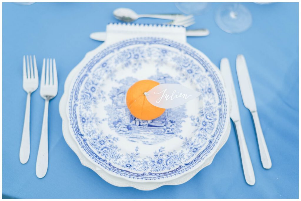 assiette de mariage sur une nappe bleue avec une orange
