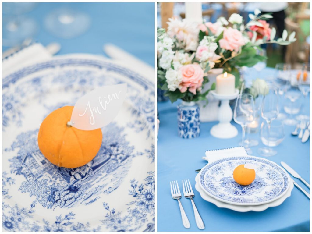assiette de mariage sur une nappe bleue avec une orange