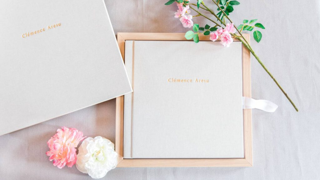 album photo de mariage en lin beige, dans une boite en bois