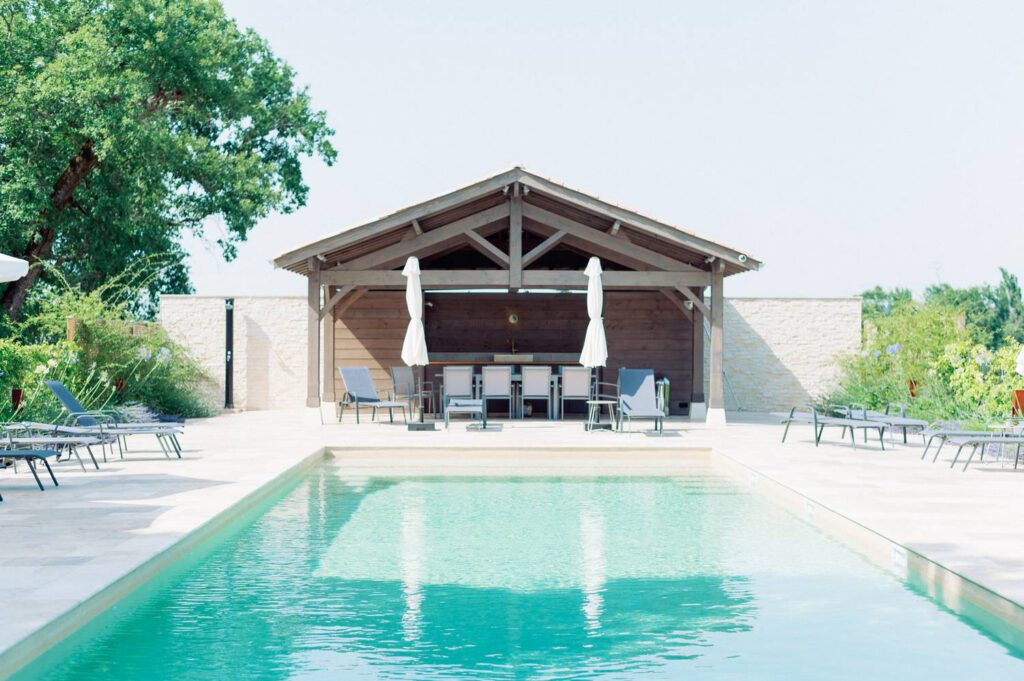 La piscine du château Gassies près de Bordeaux