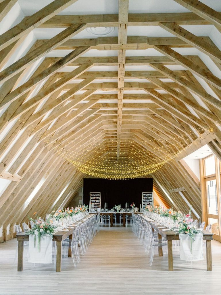 Salle de réception de mariage avec poutres apparentes
