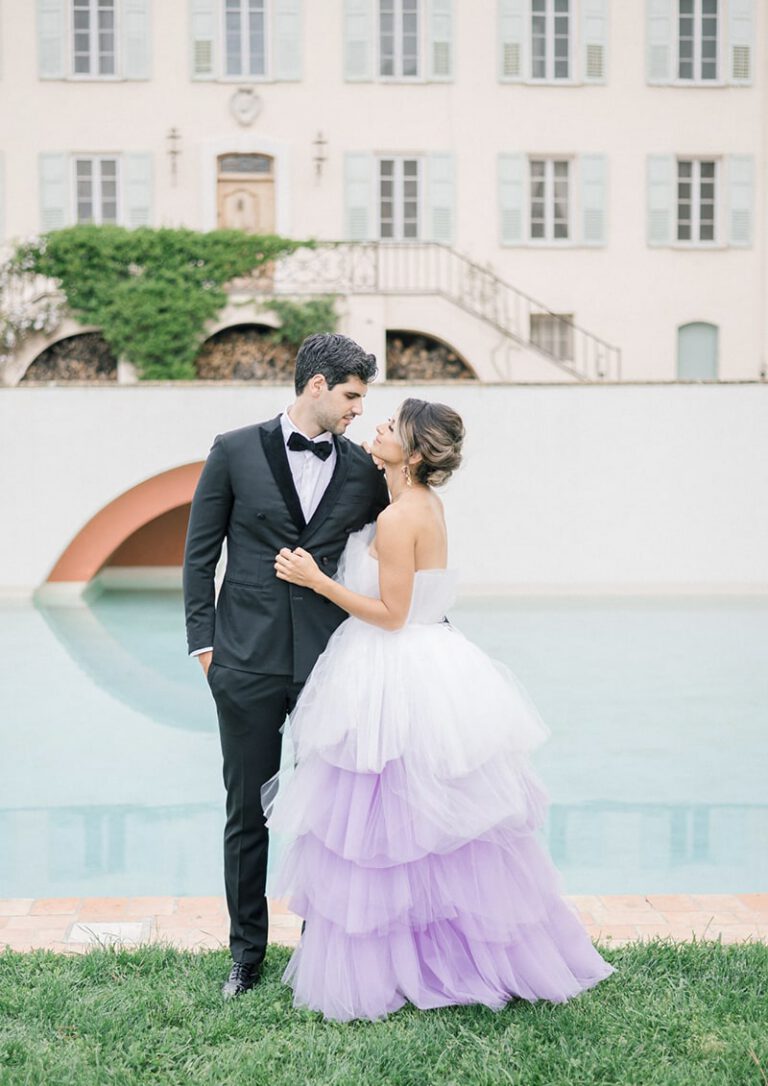 Bride with a purple dress and groom in front of la bastide du roy