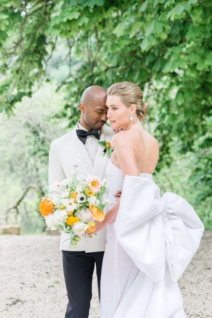 mariés avec bouquet aux couleurs printanières
