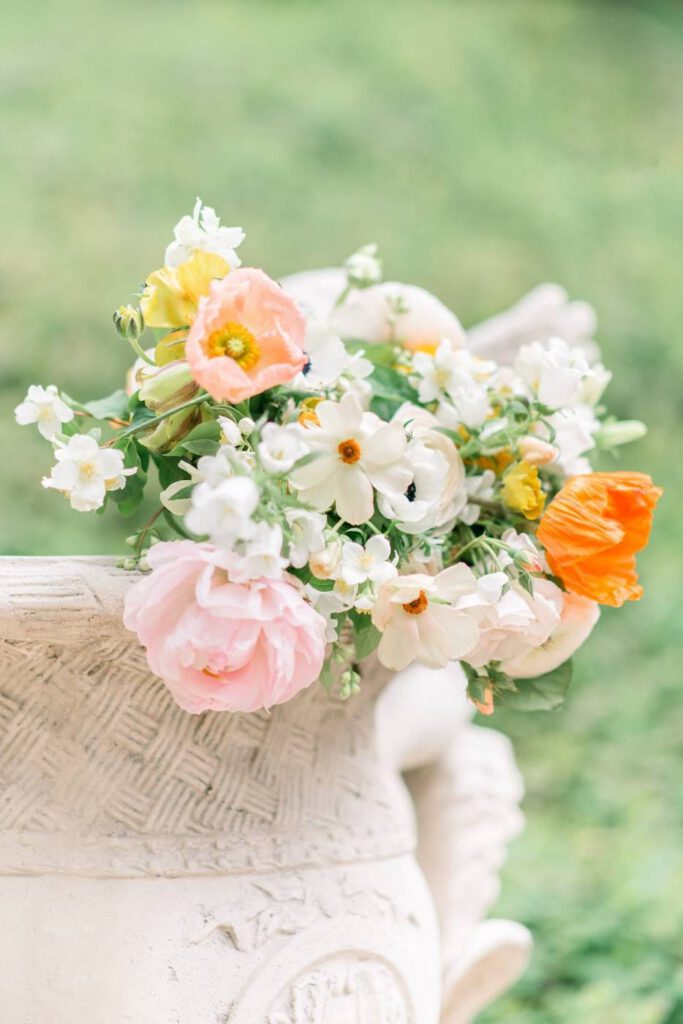 bouquet de mariée avec fleurs oranges, jaunes et roses