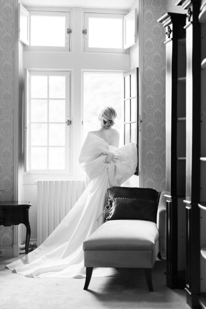 portrait de la mariée à une fenêtre du chateau