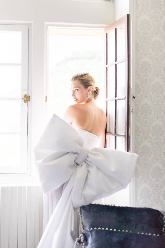 mariée à la fenêtre avec un noeud dans le dos