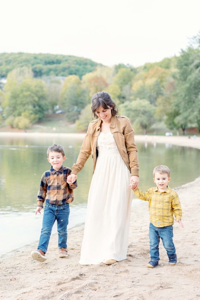 Séance photo en famille au bord du lac de chasteaux près de Brive
