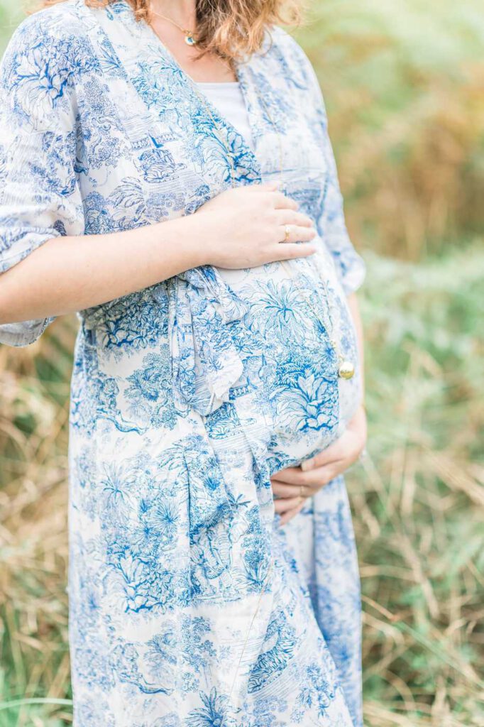 ventre de femme enceinte avec une robe bleue