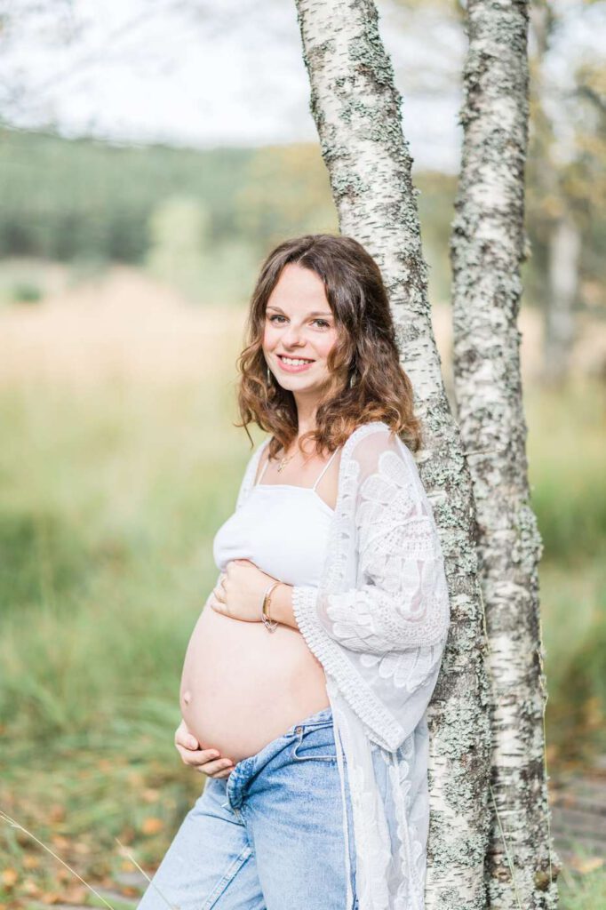 femme enceinte devant un bouleau