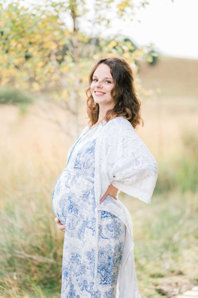 portrait de femme enceinte dans les herbes hautes