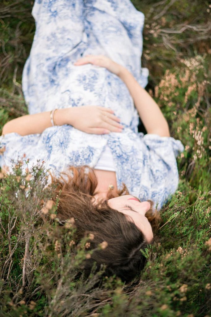 femme enceinte allongée dans l'herbe