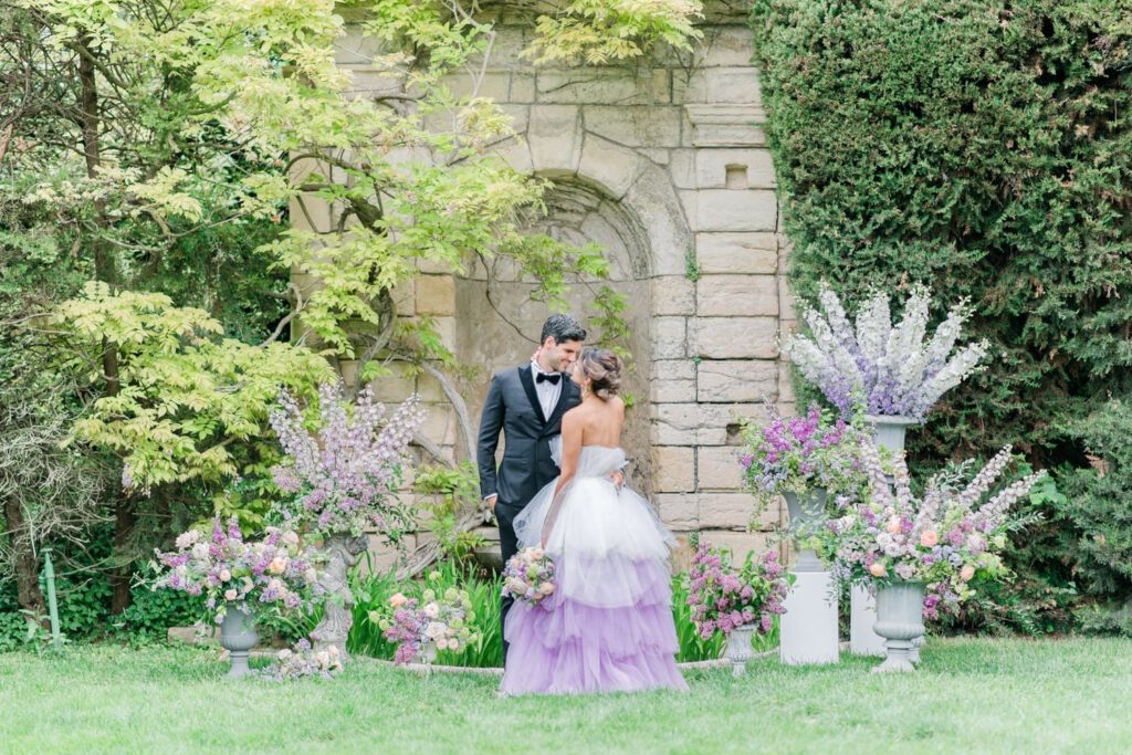 cérémonie de mariage avec fleurs violettes