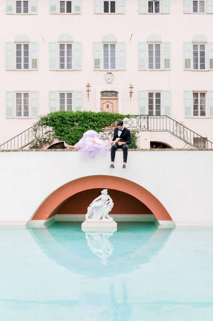 couple de marié devant la piscine de la Bastide du Roy