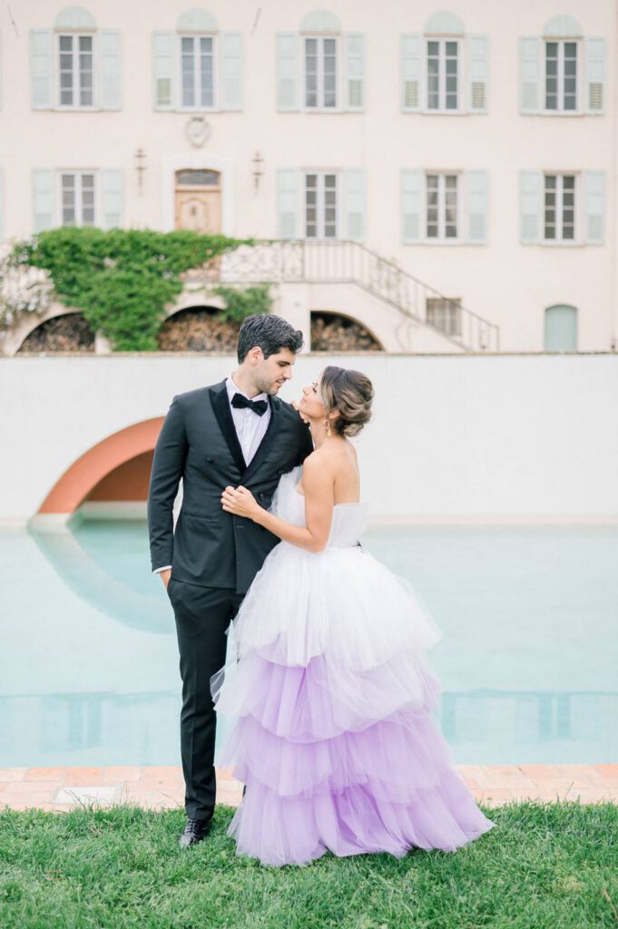 mariés devant la piscine de la Bastide du Roy