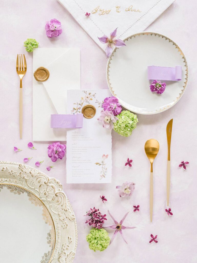 invitation de mariage dans les tons mauves