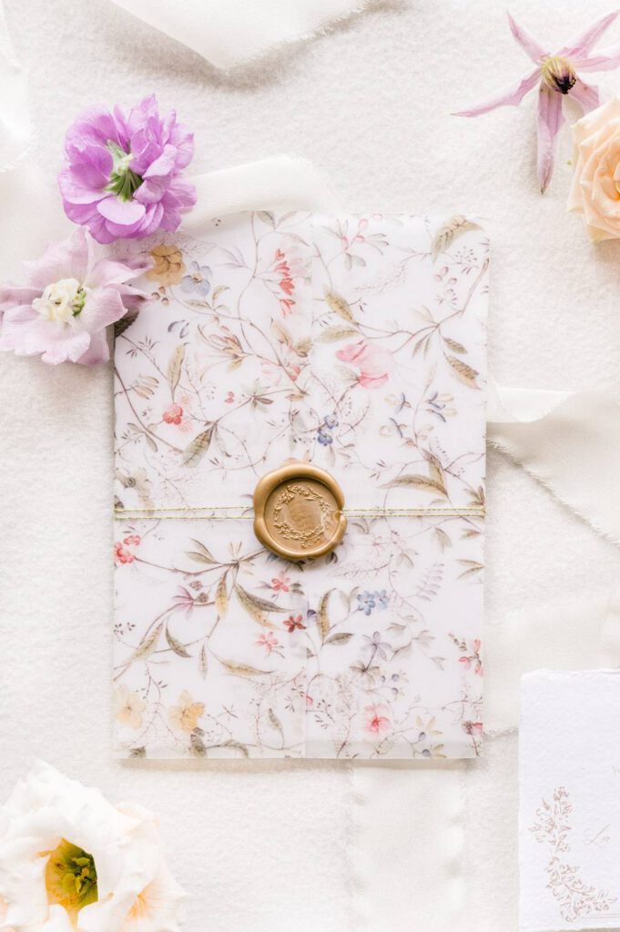 invitation de mariage avec fleurs et sceau de cire