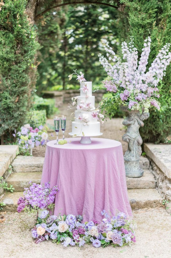gateau de mariage avec fleurs violettes
