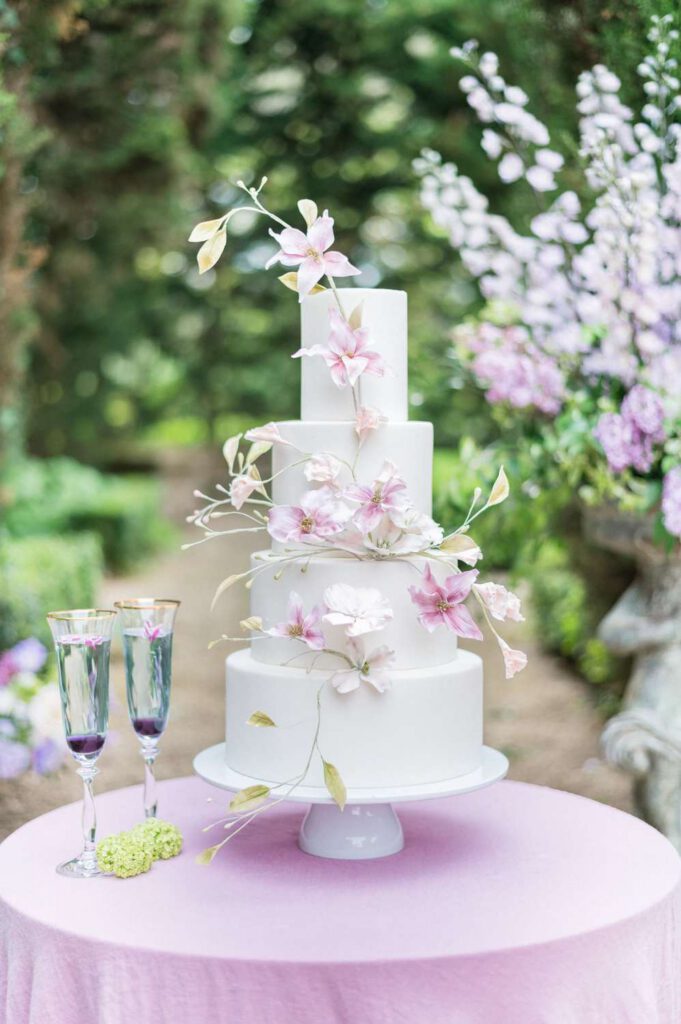 gateau de mariage avec fleurs décoratives blanches et mauves