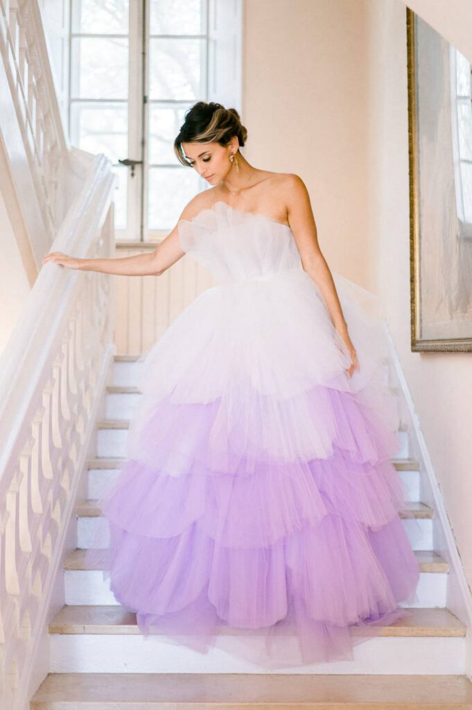 mariée en robe violette