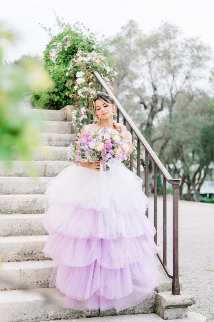 mariée avec une robe et bouquet violets/mauve