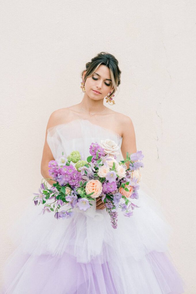 mariée avec un bouquet coloré dans les tons lilas et mauve