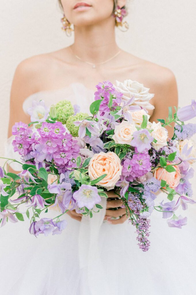 bouquet de mariage violet, mauve, blanc et pêche