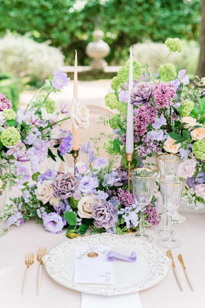 table de mariage en violet et lilas