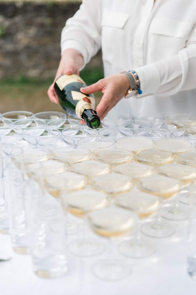 champagne versé dans des verres