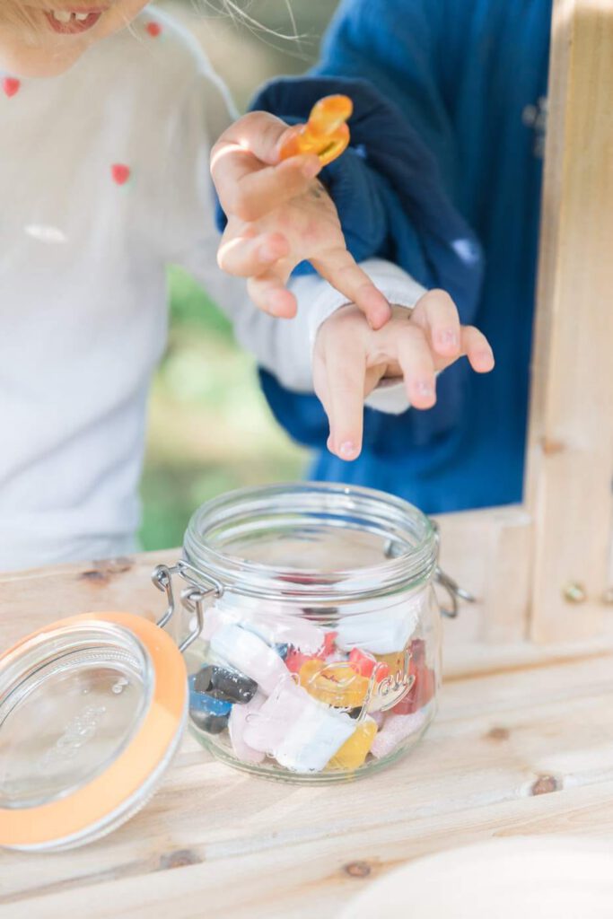 enfants qui attrapent des bonbons
