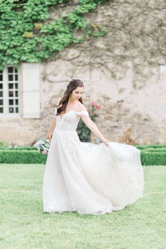 mariée avec une robe fluide et romantique