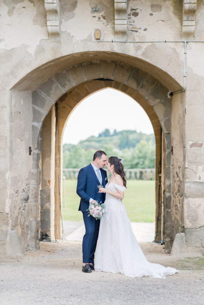 photos de couple sous l'arche du château de Pompadour