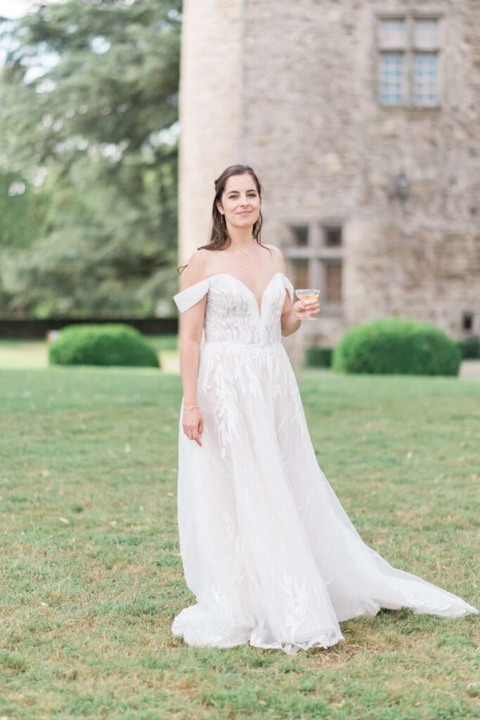 mariée avec un verre à la main
