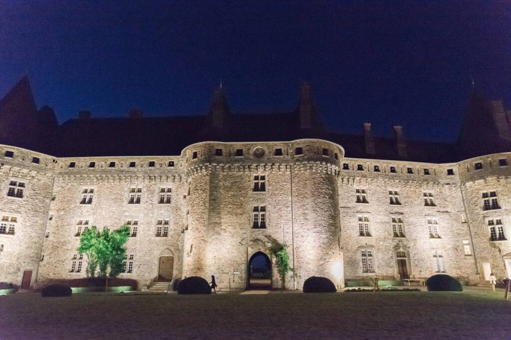 château de Pompadour la nuit