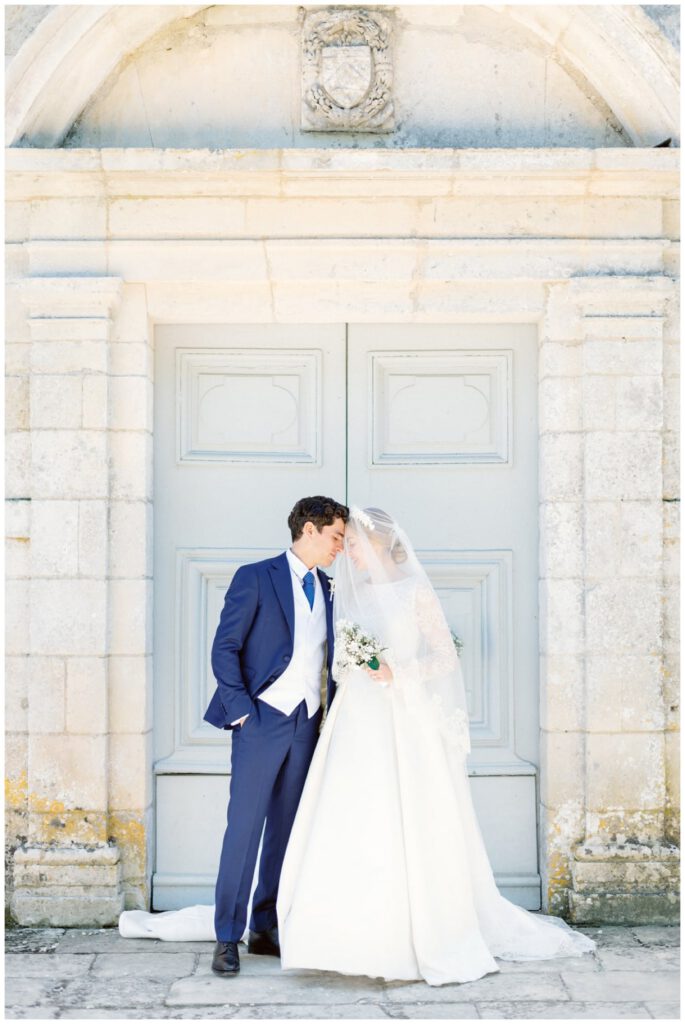 photos de couple devant une porte bleue