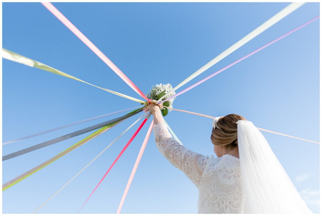 rondes des rubans autour du bouquet de la mariée