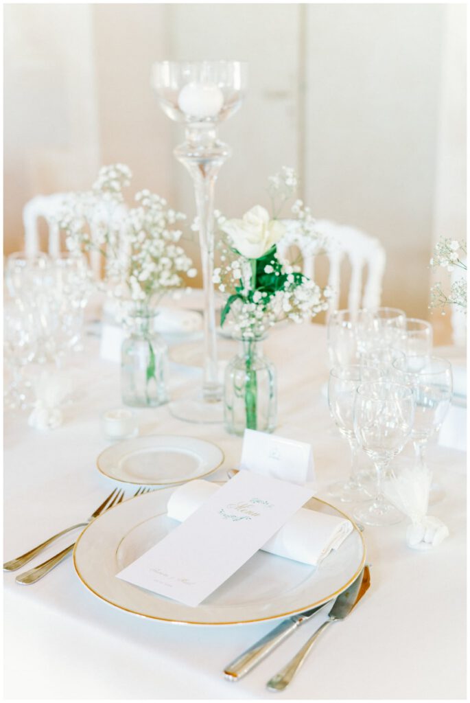 assiette dorée et décoration blanche
