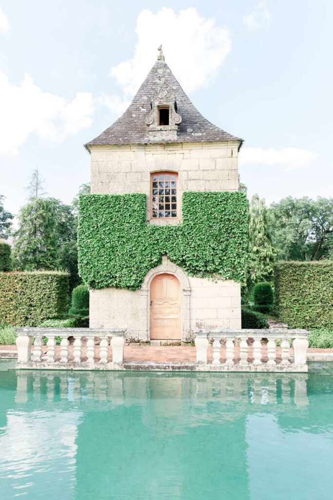 Jardins du manoir d'Eyrignac, batiment au bord de l'eau