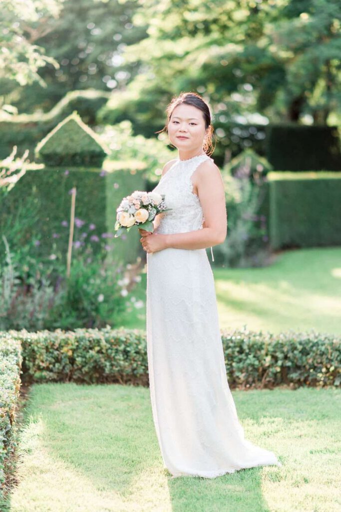 Portrait d'une mariée dans les jardins