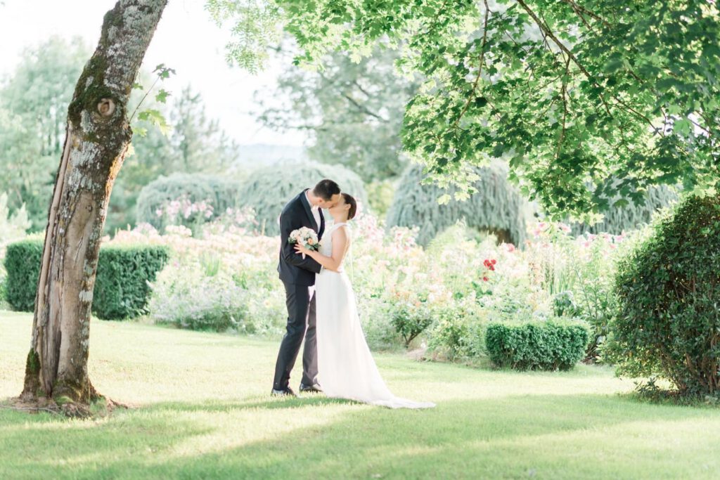 Photos de couple aux Jardins du manoir d'Eyrignac